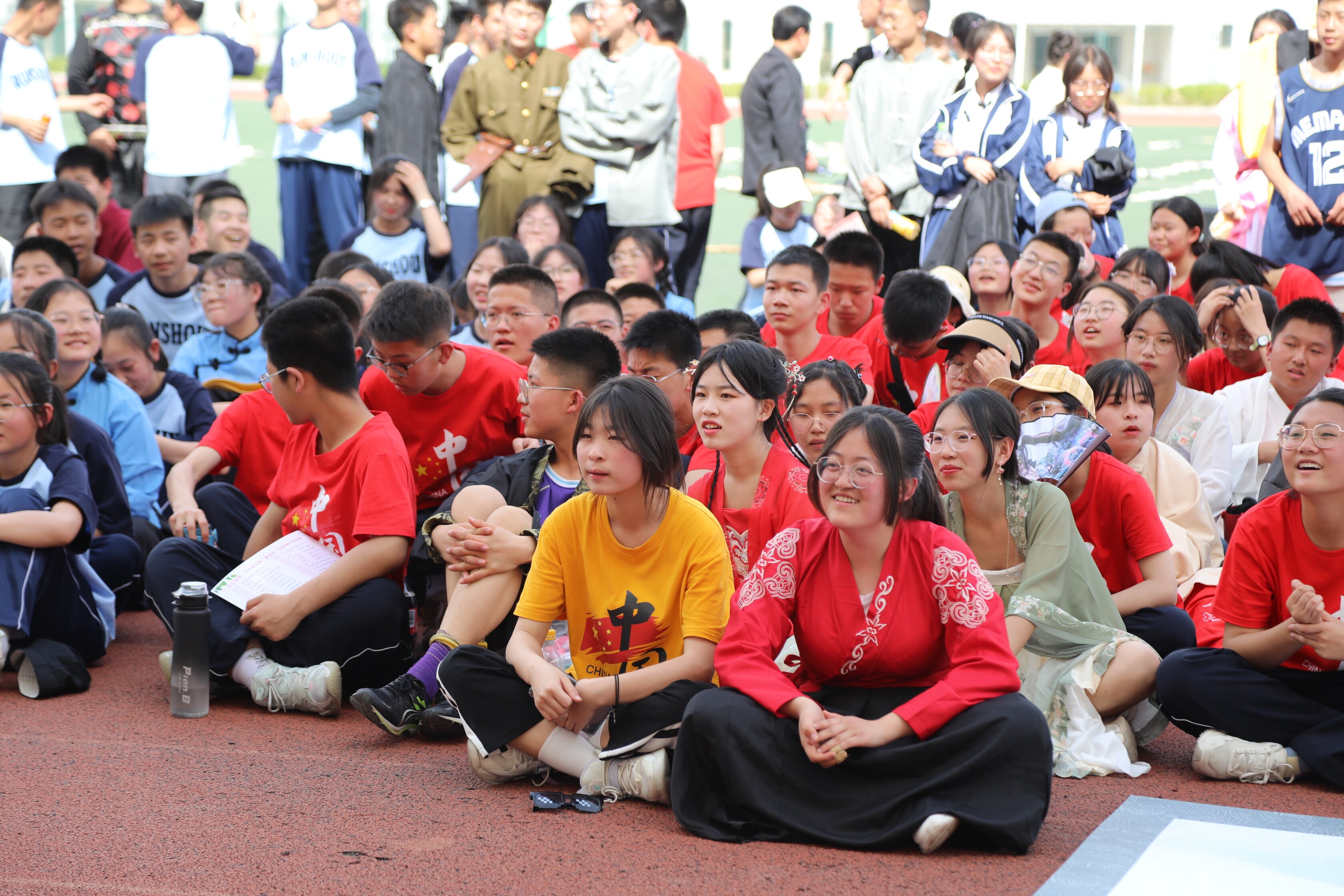 丰富的晒书节目吸引着同学们