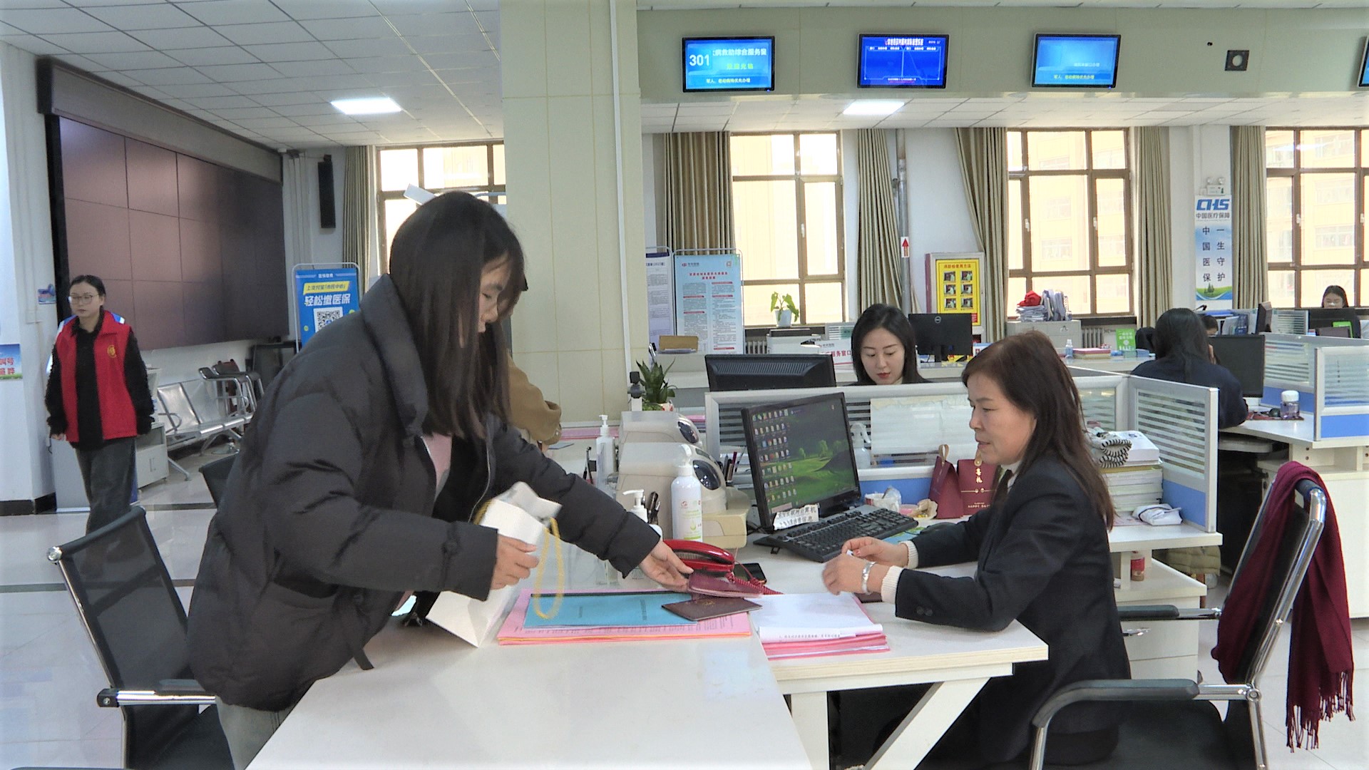 崇信县开云下载官方电脑版中心大厅呈现出一派井然有序、温馨服务的工作景象1