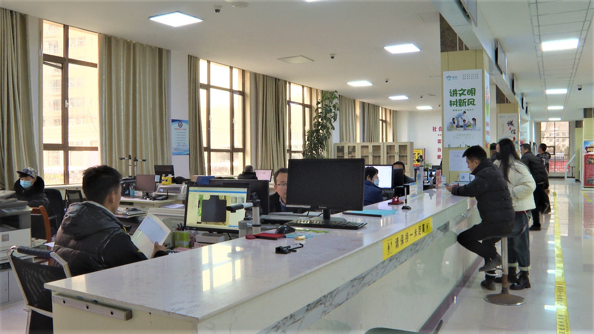 崇信县开云下载官方电脑版中心大厅呈现出一派井然有序、温馨服务的工作景象